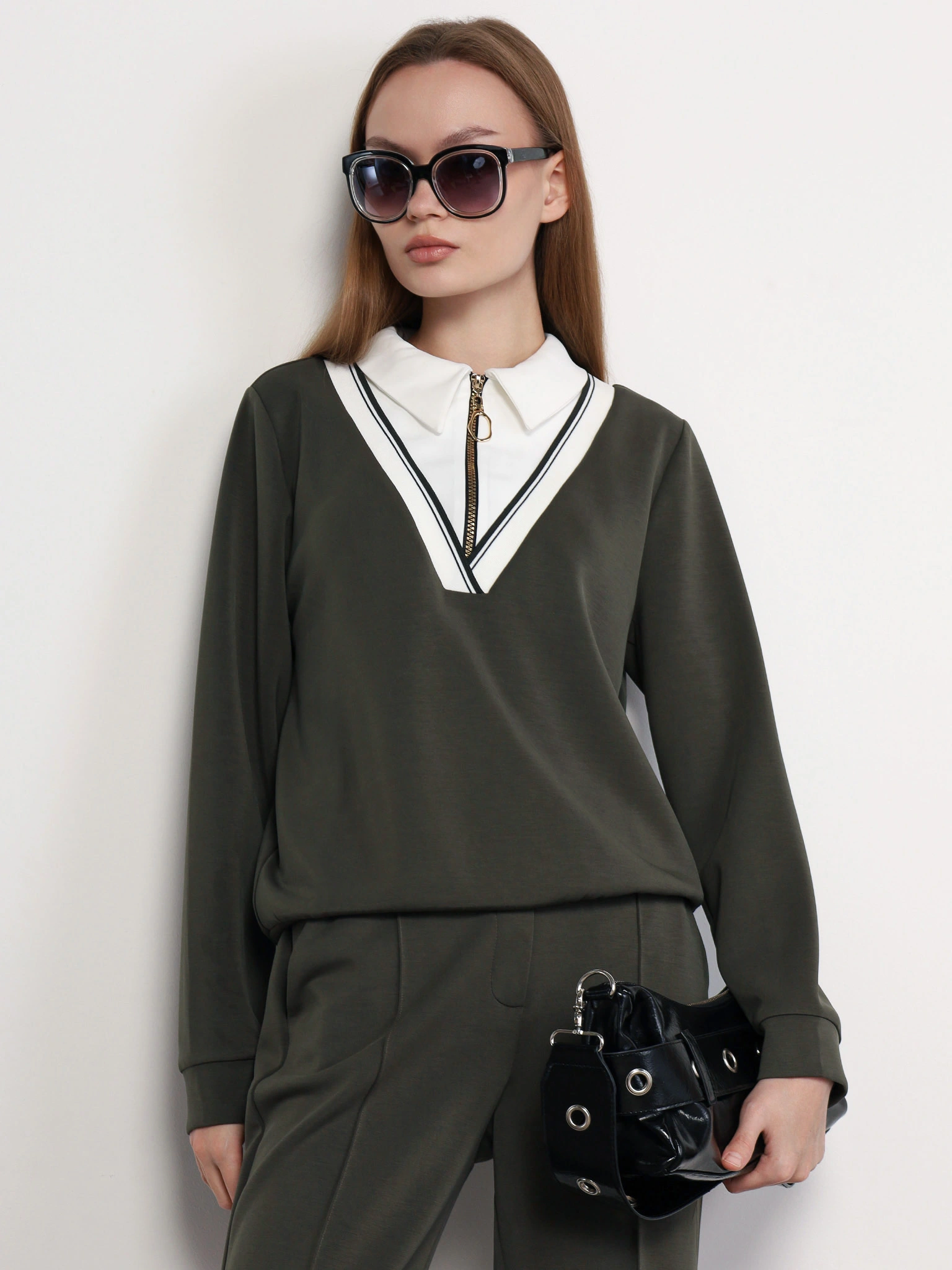 Джемпер зеленого цвета прямого кроя